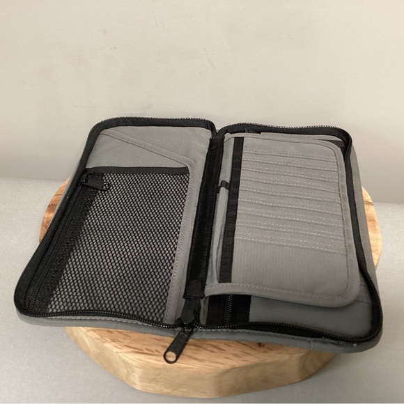 ⚫️ L L Bean Documents / Passport / Travel Organizer - Unisex - Excellent - Picture 8 of 12